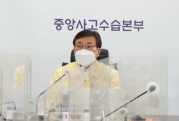 권덕철 중앙재난안전대책본부 제1차장(보건복지부 장관)이 중대본 회의를 주재하며 발언하고 있다. 보건복지부 사진