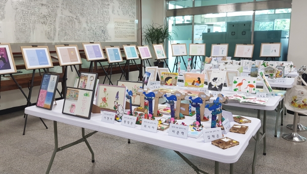 시립도서관 본관 1층 로비 ‘2021년 제2기 독서·문화 프로그램 수강생 작품 전시회’ 현장 모습