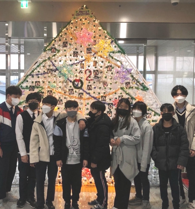 두빛나래 학생들이 직접 만든 대형 크리스마스 앞에서 포즈를 취했다