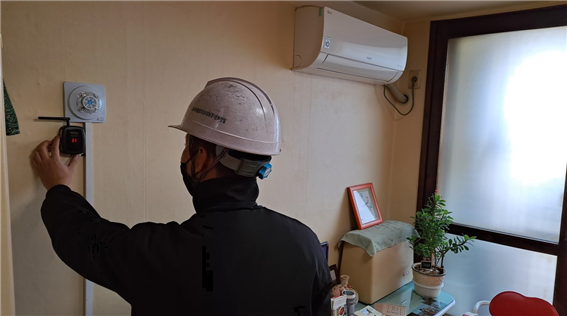 ▲ 청각·시각 장애인용 화재경보장치가 설치된 청학임대아파트의 한 세대에서 경보장치 점검이 이루어지고 있다.