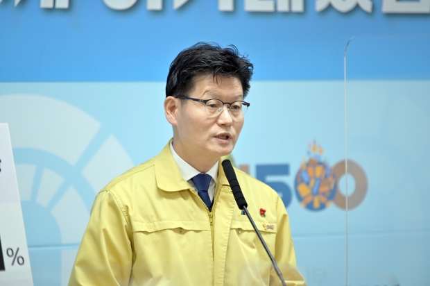 정례브리핑 중인 김정섭 시장