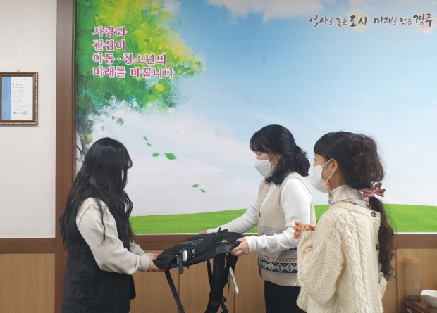 경주시가 초등학교를 졸업하게 될 드림스타트 아동에게 책가방을 전달하고 있다
