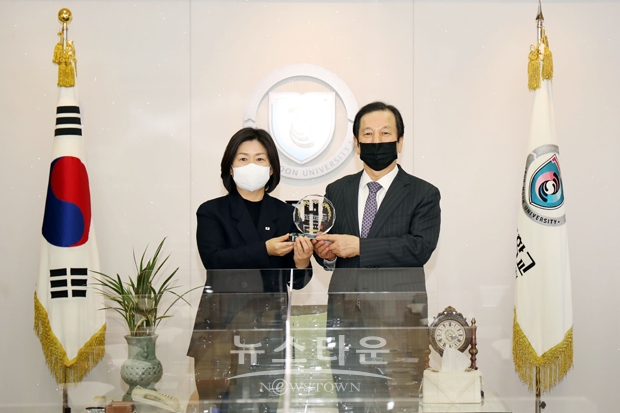 선문대학교가 헌혈문화 확산 공로로 충남도지사 표창을 받았다. 사진)좌측부터 권혜란 대전세종충남혈액원장, 황선조 총장
