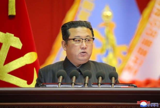 이번 전원회의에서 대외관계 논란이 있었던 것으로 보이지만, 당분간은 국내 정치에 집중하기 위해 대외관계의 구체적인 방침을 공개하지 않은 것으로 풀이된다. 다른 한편으로는 이 같이 비공개를 하는 것은 김정은 총비서가 ‘새해 인사’ 등의 형태로 어떤 표명을 하기 위한 것 아니냐는 견해도 있다. / 사진 : 유튜브 캡처