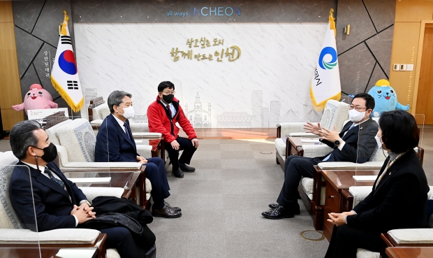 박남춘 인천광역시장이 3일 시청 접견실에서 열린 '대한전문건설협회, 희망 2022 나눔캠페인 기부금 전달식'에서 환담을 나누고 있다.