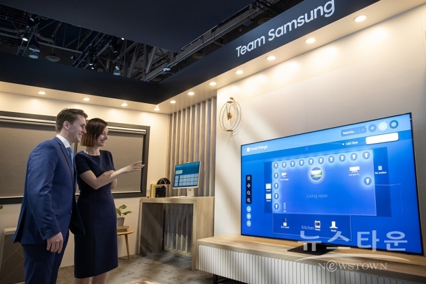 CES 2022가 열리는 미국 라스베이거스 컨벤션 센터의 삼성전자 전시관에서 삼성전자 모델이 다양한 기기를 스마트싱스(SmartThings)로 연결해 고객의 라이프스타일에 맞춰 하나의 팀처럼 유기적인 경험을 제공한다는 개념의 팀삼성 존을 소개하고 있다./사진 :삼성전자
