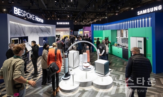 CES 2022가 열리는 미국 라스베이거스 컨벤션 센터의 삼성전자 전시관에서 삼성전자 모델이 비스포크 홈 전시존을 소개하고 있다 / 사진 : 삼성전자