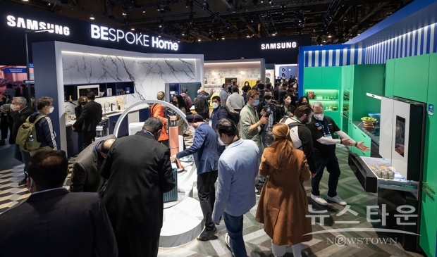 CES 2022가 열리는 미국 라스베이거스 컨벤션 센터의 삼성전자 전시관에서 삼성전자 모델이 비스포크 홈 전시존을 소개하고 있다 / 사진 : 삼성전자