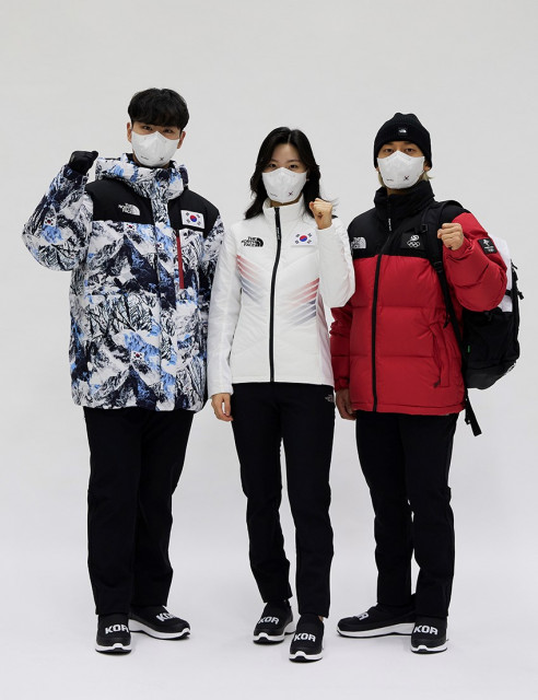 왼쪽부터 베이징올림픽 국가대표 김민석(스피드스케이팅), 이유빈(쇼트트랙), 곽윤기(쇼트트랙) 선수가 ‘베이징올림픽 G-30일 행사’에서 팀코리아 공식 단복을 입고 파이팅을 외치고 있다.