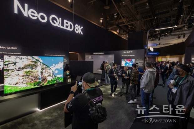 CES 2022가 열리고 있는 미국 라스베이거스 컨벤션 센터 삼성전자 전시관에서 관람객들이 다양한 제품들을 체험하고 있는 모습/ 사진 : 삼성전자