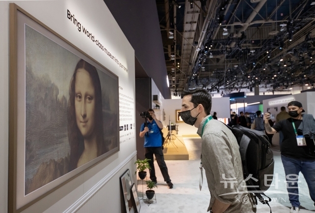 CES 2022가 열리고 있는 미국 라스베이거스 컨벤션 센터 삼성전자 전시관에서 관람객들이 다양한 제품들을 체험하고 있는 모습/ 사진 : 삼성전자
