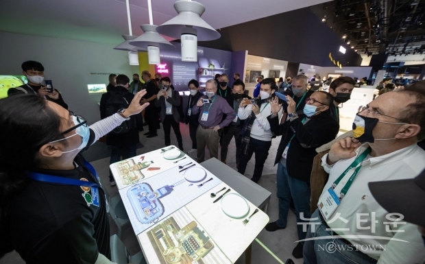 CES 2022가 열리고 있는 미국 라스베이거스 컨벤션 센터 삼성전자 전시관에서 관람객들이 다양한 제품들을 체험하고 있는 모습/ 사진 : 삼성전자