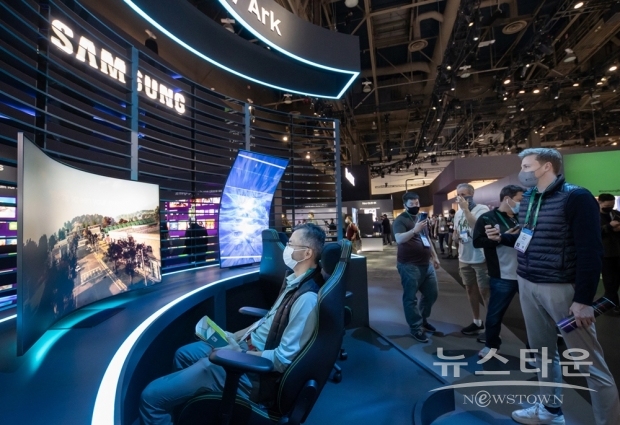 CES 2022가 열리고 있는 미국 라스베이거스 컨벤션 센터 삼성전자 전시관에서 관람객들이 다양한 제품들을 체험하고 있는 모습/ 사진 : 삼성전자
