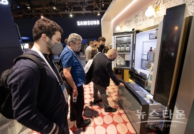 CES 2022가 열리고 있는 미국 라스베이거스 컨벤션 센터 삼성전자 전시관에서 관람객들이 다양한 제품들을 체험하고 있는 모습/ 사진 : 삼성전자