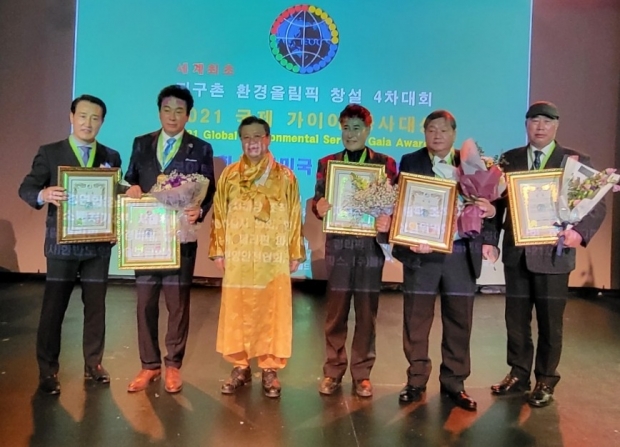 ▲사진=제14회 대한민국 환경봉사대상 수상자들(이주철 월드환경그린연합 추진위원장(국제엔젤봉사단 명예위원), 김형일 배우, 김종훈 모델 겸 가수(국제모델총연합회 회장), 이수돈 사단법인 한국영화인총 연합회 사무총장, 이진영 사단법인 한국영화배우협회 이사장)