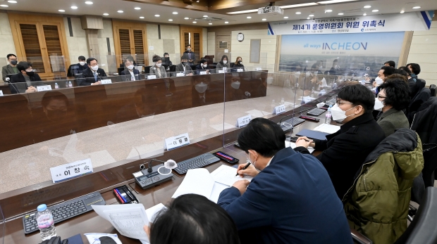 박남춘 인천광역시장이 지난 7일 시청 영상회의실에서 열린 '인천광역시 지속가능발전협의회 제14기 운영위원회 위원 위촉식'에서 인사말을 하고 있다.