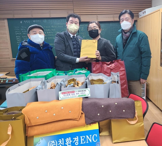 ▲사진 오른쪽 첫번째 김정곤 주,친환경 ENC 대표. 두번째 SaRa 조수영 대표가. 세번째 서영우 대구천사후원회 수석부회장과 이강문 대구천사후원회 이사장에게 목도리를 전달하고 있는 모습이다.