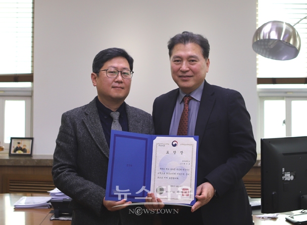 호서대학교 생명보건대학 제약공학과 최인호 교수가 환경자원 개발에 이바지한 공로를 인정받아 환경부장관 표창을 수상했다. 사진) 좌측부터 최인호 교수, 김대현 총장