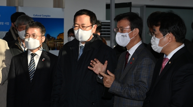 박남춘 인천광역시장이 12일 인천내항 1·8부두 항만재생사업 홍보관에서 문성혁 해양수산부장관과 사업설명을 듣고 있다.