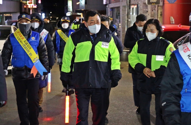 주낙영 경주시장이 11일 늦은 밤 성건동 일대서 순찰을 돌며 골목 구석구석을 살피고 있다