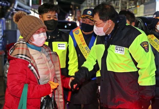 주낙영 경주시장이 11일 늦은 밤 성건동 일대서 순찰을 돌며 골목 구석구석을 살피고 있다