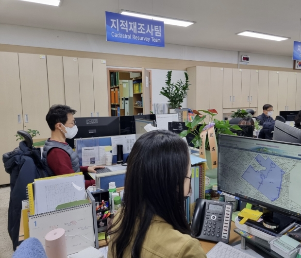 전국 최초 세계측지계로 변환에 성공한 동구청 지적재조사팀 사진
