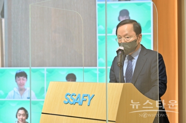 18일 서울 강남구 ‘삼성청년SW아카데미’ 서울캠퍼스에서 열린 ‘SSAFY’ 7기 입학식에 참석한 삼성전자 경영지원실 박학규 사장이 축사를 하고 있다. / 사진 : 삼성전자