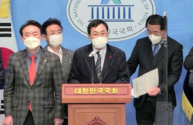 주낙영 경주시장이 17일 국회 소통관에서 ‘정부 탈원전 정책에 따른 경북 피해대책 마련 촉구’ 기자회견을 갖고 입장을 밝히고 있다