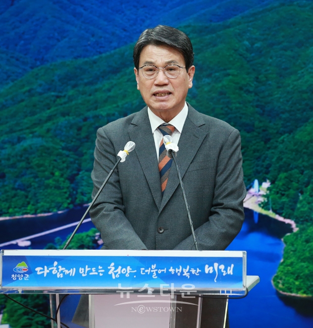 김돈곤 청양군수가 1월 19일 오전 10시 군청 상황실에서 1월 정례 브리핑을 통해 안정 소득은 생산자를 위해, 안전 공급은 새로운 유통 질서를 위해, 안심 소비는 소비자를 위해 설정한 차별화 전략을 제시했다.