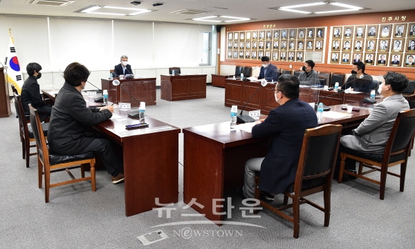 진주시립예술단 운영자문위원회 회의 모습