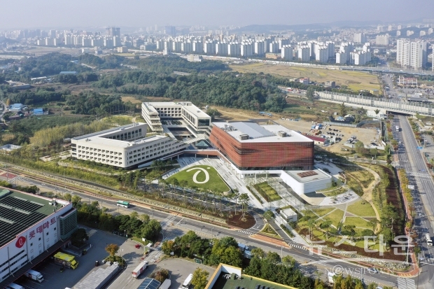 롯데는 1900억원을 투자해 롯데를 이끌 혁신 인재를 양성하는 공간으로 롯데인재개발원 오산캠퍼스를 리뉴얼하고 20일 새롭게 오픈한다.