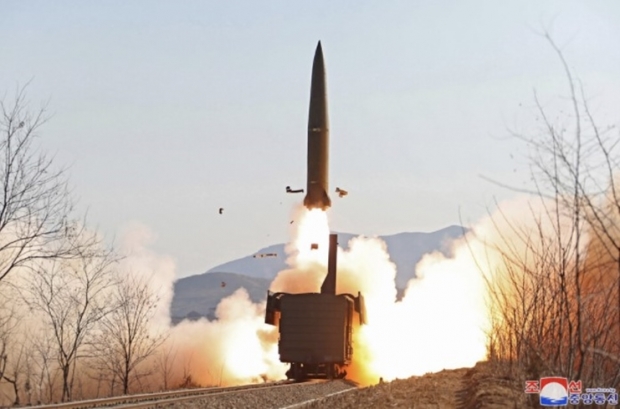 북한은 전날 미사일 발사가 철도기동 미사일연대의 검열 사격훈련을 통해 이뤄졌다고 조선중앙통신이 15일 보도했다. 조선중앙통신 홈페이지 사진