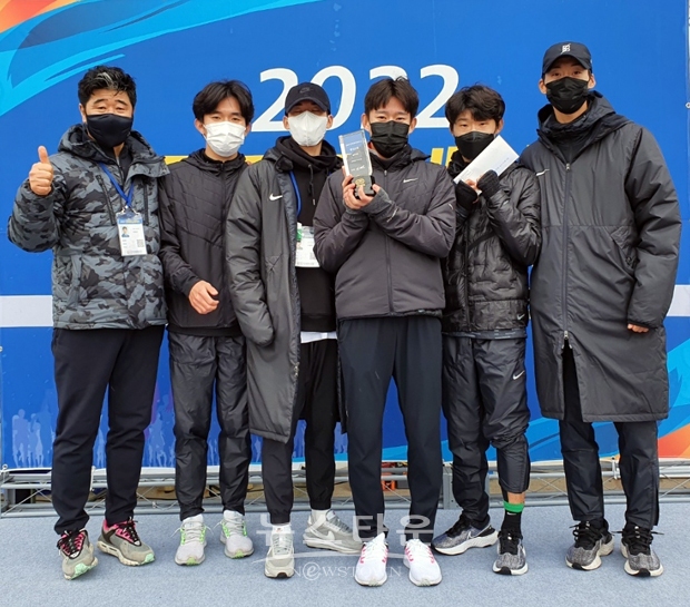 지난 1월 23일 제주시 한림읍 일원에서 열린 ‘2022 전국 로드레이스 대회’에서 충남도청 남자마라톤팀이 출전해 준우승을 차지했다.