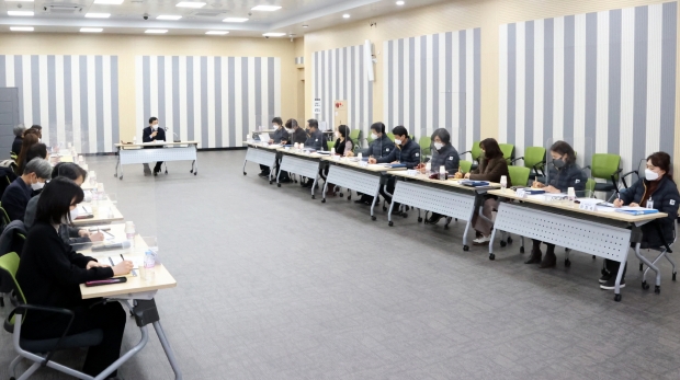 경주시가 지난 20일 시청 대회의실에서 ‘인구정책 기본계획(2022년~2026년) 수립 연구용역’ 중간보고회를 진행하고 있다
