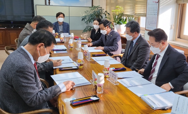 경주시가 지난 20일 ‘2022년 교육경비보조금 심의위원회’를 진행하고 있다