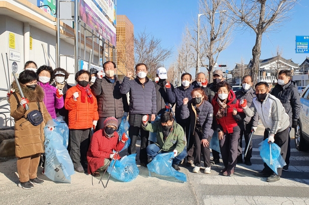 황남동행정복지센터와 통장협의회, 주민자치위원회, 새마을부녀회가 환경정비 활동하면서 기념촬영을 하고 있다.