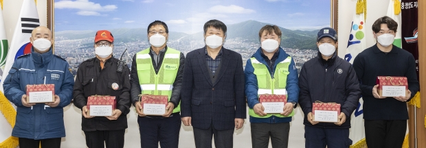 박형우 계양구청장(가운데)가 근로자를