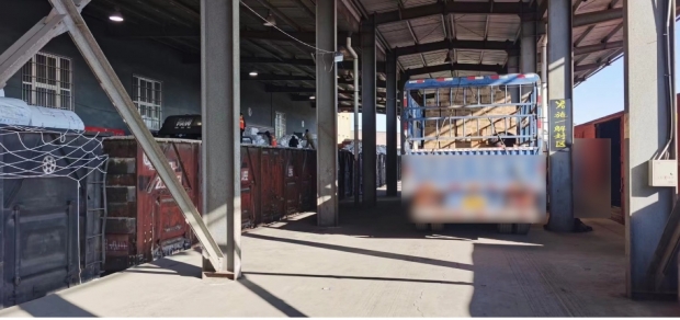 지난 18일 중국 단둥역에서 북한화물열차에 물품을 싣고 있다. RFA 사진