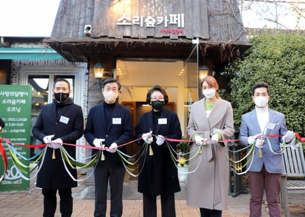 왼쪽부터 케이티김 홍보대사, 오준 부회장, 김민자 회장, 안현모 홍보대사, 김은우 홍보대사가 테이핑 커팅을 마친 후 기념촬영을 하고 있다.
