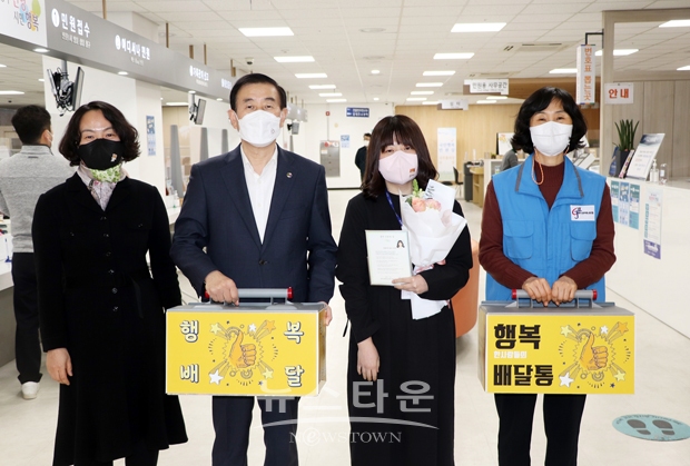 ‘칭찬하면 행복배달통(通)이 간다’ 사진) 좌측부터 황숙희 민원봉사과장, 조길형 충주시장, 김윤서 주무관,  유미경 충주시공무원노조 부위원장