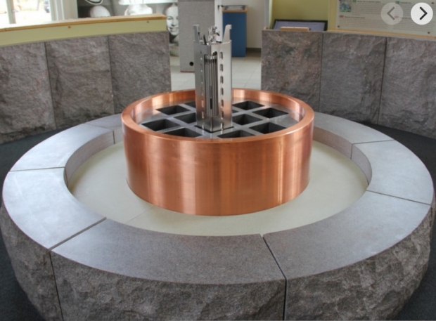 핵 폐기물(핵 쓰레기, Nuclear Waste) 영구 저장탱크. 주물(cast iron)과구리(copper)통으로 만들어진저장탱크의 일러스트레이션