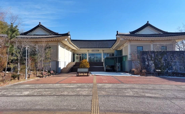 동리목월문학관 전경