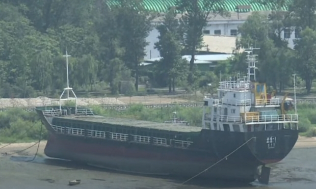 압록강에 정박돼 있는 선박. VOA 캡처