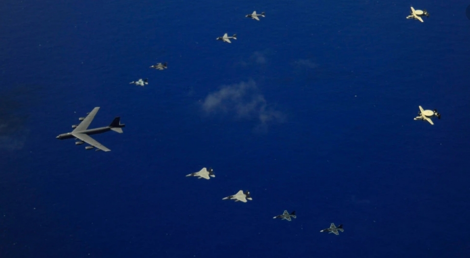 지난해 2011년 2월 괌에서 열린 '콥 노스(Cope North)' 훈련에서 미 공군 B-52 전략폭격기와 F-16 전투기, 미 해군 EA-6B 전자전기, 일본 항공자위대 F-16CJ 전투기와 F-15J 전투기, F-2 공격기가 편대비행하고 있다.