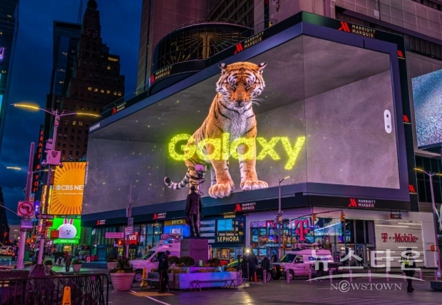‘삼성 갤럭시 언팩 2022’를 앞두고 미국 뉴욕 타임스스퀘어(Times Square)에서 진행 중인 3D 옥외광고 모습/ 사진 : 삼성전자
