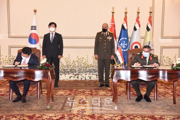 손재일 한화디펜스 대표이사(왼쪽)와 오사마 에자트 이집트 국방부 전력국장이 지난 1일 이집트 카이로 소재 포병회관에서 K9 자주포 수출 계약서에 서명하고 있다. / 사진 : 한화디펜스