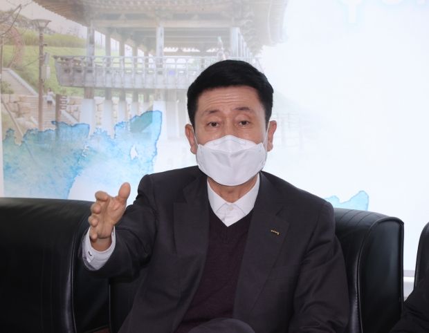 이강덕 포항시장이 기자 간담회에서 설명을 하고 있는 모습