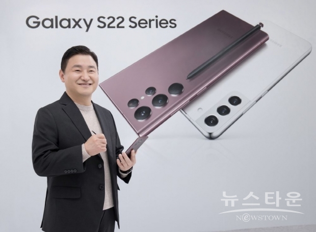 ’삼성 갤럭시 언팩 2022’에서 삼성전자 MX사업부장 노태문 사장이 ‘갤럭시 S22 울트라’를 소개하는 모습