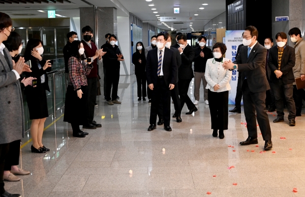 박남춘 인천광역시장이 14일 서구 인천시설공단을 방문해 2022년 인천시설공단 주요업무보고를 받고 직원들을 격려하고 있다.