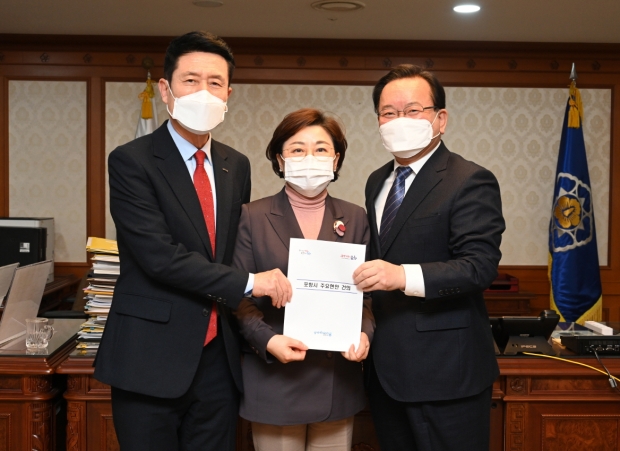 (좌측부터) 이강덕 포항시장, 김정재 국회의원, 김부겸 국무총리